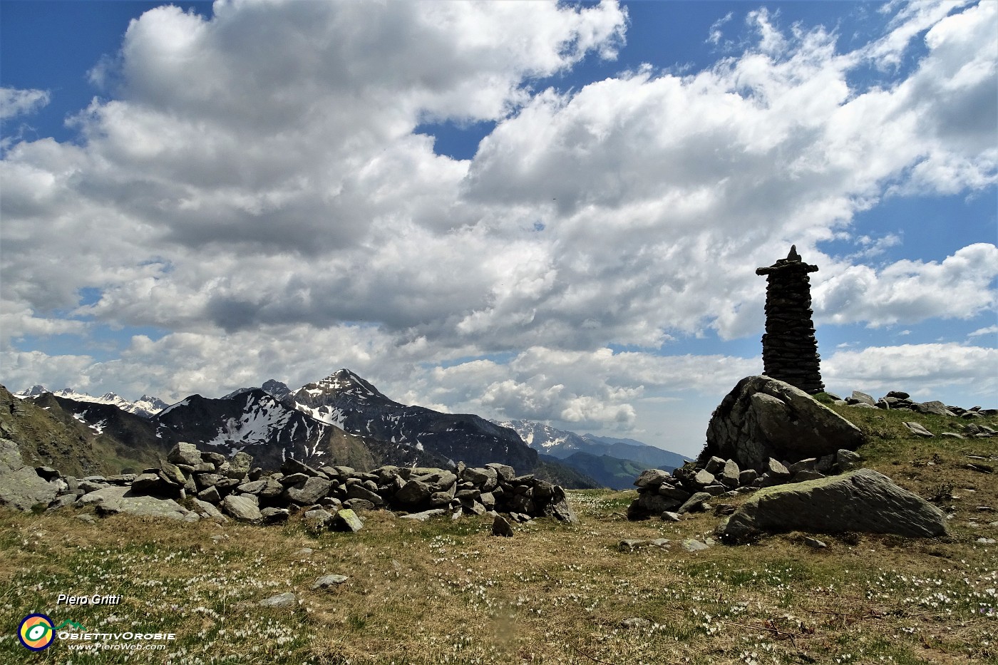 57 L'omone del sent. 101 con vista verso il Monte Cavallo.JPG